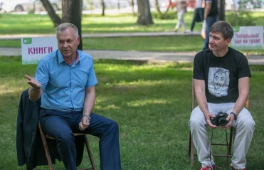 9 августа на площадке "Библиотеки на траве" в рамках проекта "Люди как книги" прошла творческая встреча с врио министра культуры Новосибирской области Игорем Николаевичем Решетниковым. 