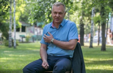 9 августа на площадке "Библиотеки на траве" в рамках проекта "Люди как книги" прошла творческая встреча с врио министра культуры Новосибирской области Игорем Николаевичем Решетниковым. 